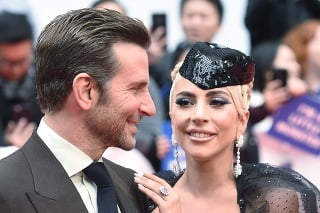 Bradley Cooper a Lady Gaga na premiére filmu Zrodila sa hviezda.