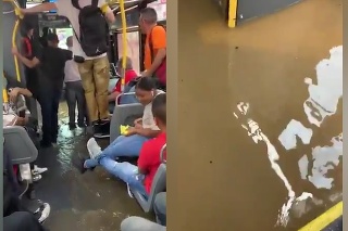 Z autobusu sa stala ponorka: Na cestujúcich sa valila voda z každej strany