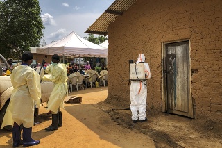 Pracovník zo Svetovej zdravotníckej organizácie dekontaminuje vchod do domu, v ktorom našli dva prípady eboly.