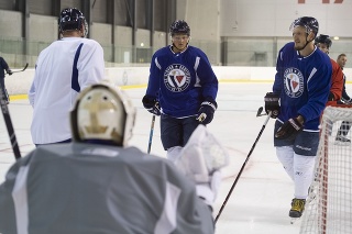  Na snímke hokejisti tímu HC Slovan Bratislava počas prvej prípravy na ľade pred novou sezónou.