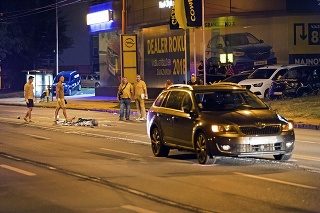 Bratislava, Gagarinova ulica, 30.7.2019, 21:00 hod.: Zrazenému chodcovi už, žiaľ, pomoci nebolo.