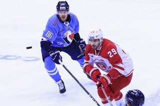 Kanadský hokejový obranca Éric Gélinas (vľavo) nemá dobré spomienky na Slovan.