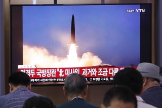 Ľudia sledujú v TV odpálenie balistických striel Severnou Kóreou počas správ na železničnej stanici v Soule 31. júla 2019.