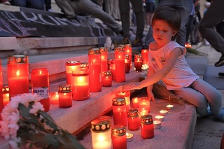 Ľudia zapaľovali na počesť dievčatka sviečky. 