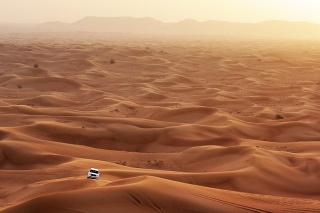 Ročne skončia v púšti stovky áut.