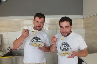 Vľavo Jozef Kačenga (34)  a Bohumil Kubenko (34) chutnajú vlastné zemiakovo- -bryndzové pirohy