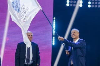 Primátor mesta pod Urpínom Ján Nosko na slávnosti v Baku prevzal vlajku Európskych olympijských výborov.