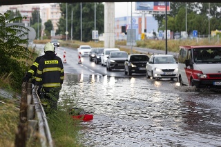 Hasiči  odčerpávajú vodu so zaplavenej Bajkalskej ulice pod Prístavným mostom