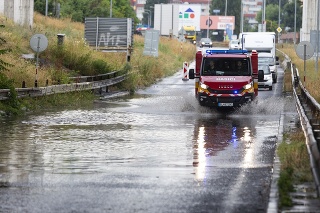 Zaplavená Bajkalská ulica pod Prístavným mostom po búrke a silnom daždi v Bratislave