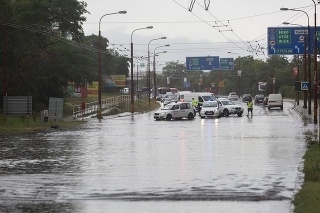 Zaplavená Gagarinova ulica po búrke a silnom daždi v Bratislave