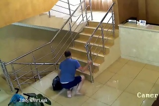 Návštevník ruského hotela bol tak spitý, že nevedel chodiť: Recepčný si s ním hlavu nelámal