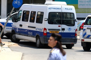 Dodávka cyperskej polície so zadržanými izraelskými turistami