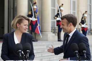 Na snímke francúzsky prezident Emmanuel Macron a prezidentka SR Zuzana Čaputová