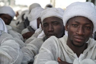 Africkí migranti z lode Aquarius (archívne foto).