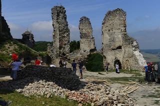 Dobrovoľníci zo zahraničia aj v tomto roku pomáhajú pri obnove Brekovského hradu v Humenskom okrese.