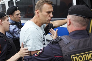 Ruský opozičný aktivista Alexej Navaľnyj v rukách policajtov.