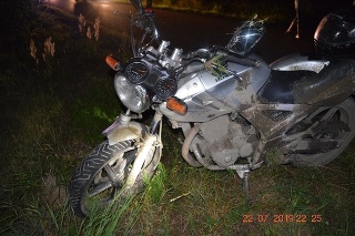 Motocyklista vyviazol z nehody s ťažkým zranením.