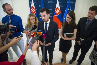 Zástupcovia z iniciatívy Za slušné Slovensko zľava Karolína Farská a Juraj Šeliga počas tlačového brífingu po skončení rokovania s predsedom vlády SR Petrom Pellegrinim.