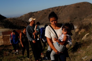 Tisícky migrantov sa snažia cez hranicu dostať do Spojených štátov (ilustračné foto).