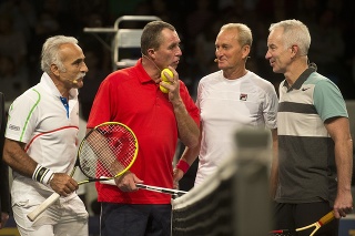 Na snímke zľava Mansour Bahrami, Ivan Lendl, Peter McNamara a John McEnroe v exhibičnom zápase  štvorhry.