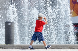 Dieťa pri fontáne na Svätoplukovom námestí počas horúceho dňa v Nitre.