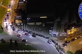 Polícia rozpustila nelegálne závody za pár sekúnd: Desiatky ľudí utekalo kade ľahšie