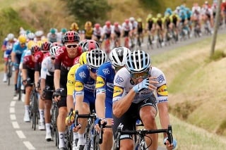Pelotón prestížnych pretekov Tour de France. 