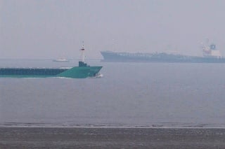Nákladná loď prevážajúca chemikálie nabehla na plytčinu.