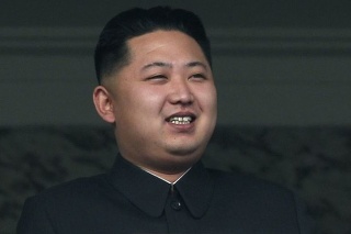 Kim Čong-un na svojom diplomatickom debute - vojenskej prehliadke k 65. výročiu založenia severokórejskej Strany pracujúcich.
