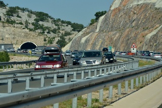 Kolóny vozidiel na diaľnici A1 pred tunelom Čelinka v Chorvátsku.