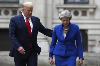 Trump a Mayová počas júnového stretnutia v Londýne.