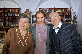 Mária Čírová (30), speváčka ako Anna Halátová daniarka ; Zuzana Kronerová (67), uzana Kronerová (67), a Stanislav Štepka (74), Stanislav Štepka (74), herci ako Tarcalovci arizátorskí manželia