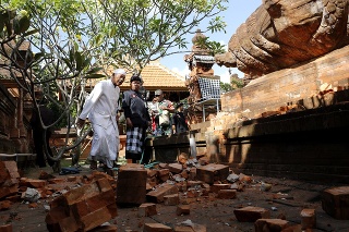 Poškodený chrám na Bali po zemetrasení. 