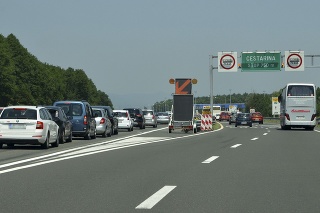 Kolóny vozidiel na diaľnici A1 pred mýtnou bránou Záhreb-Lučko v Chorvátsku.