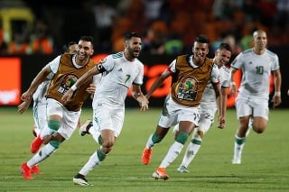 Riyad Mahrez s kapitánskou páskou na ruke sa raduje so spoluhráčmi.