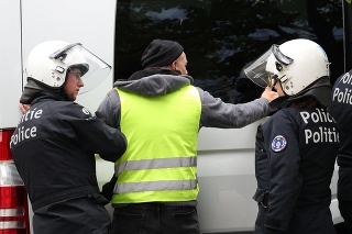 Polícia vo Francúzsku znova zasiahla proti protestujúcim žltým vestám.