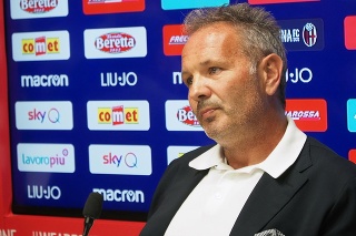 Na snímke srbský tréner futbalistov FC Bologna Siniš Mihajlovič oznamuje na mimoriadnej tlačovej konferencii, že mu diagnostikovali akútnu leukémiu.