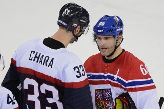 Kapitán hokejovej reprentácie Zdeno Chára (vľavo) a český reprezentant Jaromír Jágr si gratulujú po osemfinálovom zápase hokejového olympijského turnaja.