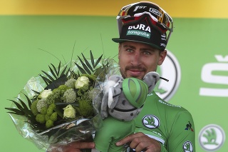 Peter Sagan oslavuje víťazstvo v piatej etape prestížnej Tour de France.