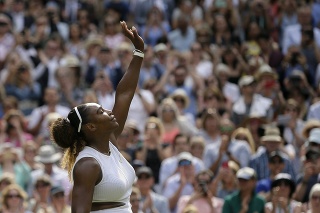 Americká tenistka Serena Williamsová sa teší po výhre nad Češkou Barborou Strýcovou v semifinále ženskej dvojhry vo Wimbledone.