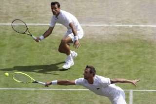 Slovensko-chorvátska dvojica Filip Polášek (dole), Ivan Dodig (vzadu) skončila na Wimbledone pred bránami finále. 