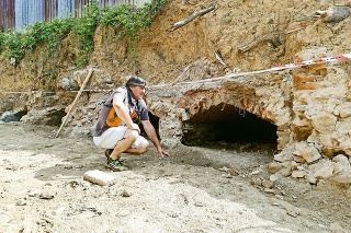 Domáci Jozef pri vykopaných pivniciach pod športovým ihriskom