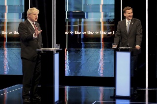 Boris Johnson (vľavo) a Jeremy Hunt počas televíznej diskusie.