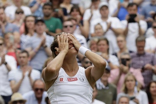 eská tenistka Barbora Strýcová sa teší po výhre nad domácou Britkou Johannou Kontaovou vo štvrťfinále ženskej dvojhry vo Wimbledone.