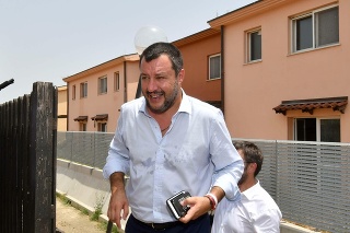 Taliansky minister vnútra Matteo Salvini v centrre pre migrantov na ostrove Sicília.