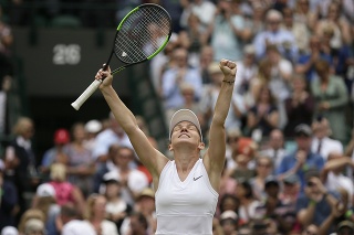 Rumunská tenistka Simona Halepová sa teší po výhre nad Číňankou Šuaj Čang vo štvrťfinále ženskej dvojhry vo Wimbledone.
