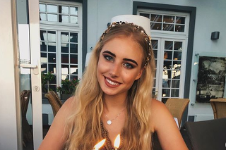 Alexandra na fotke z oslavy 18. narodenín.