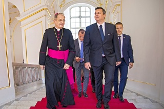 Biskupi na čele so Stanislavom Zvolenským tvrdia, že štát im takto vykryje platy, ktoré doteraz platili zo svojho.