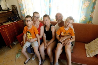 Bývalý kňaz Stanislav s družkou Valériou (44) a deťmi Tadeášom (8, vpravo), Michaelou (11) a Jozefom (9).