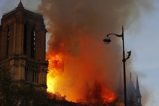Katedrálu Notre Dame ničí požiar.